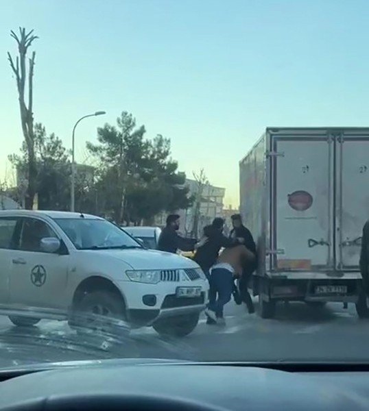 Pendik’te yol verme kavgası caddeyi ringe çevirdi