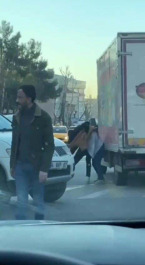 Pendik’te yol verme kavgası caddeyi ringe çevirdi