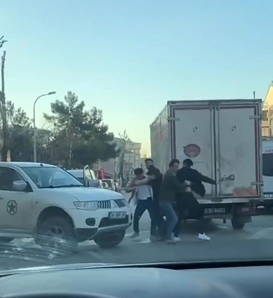 Pendik’te yol verme kavgası caddeyi ringe çevirdi