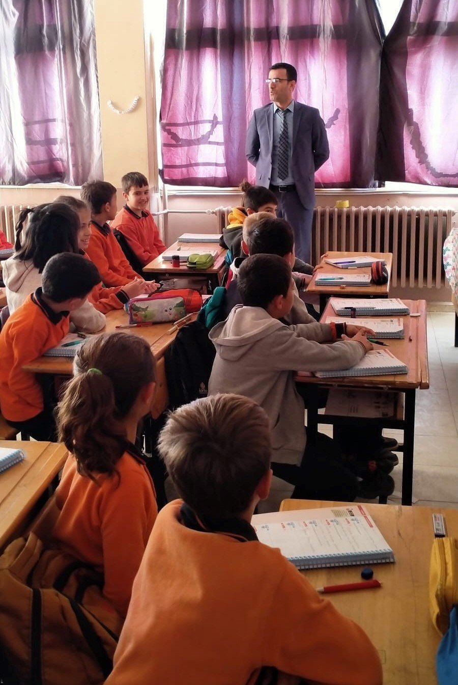 Müdür Yıldırak, okulların eksikliklerini yerinde tespit ediyor