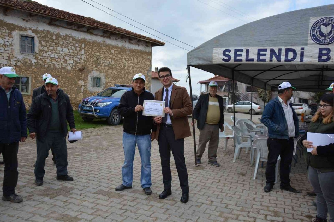 Erozyona karşı oluşturulan badem arazileri vatandaşlara emanet