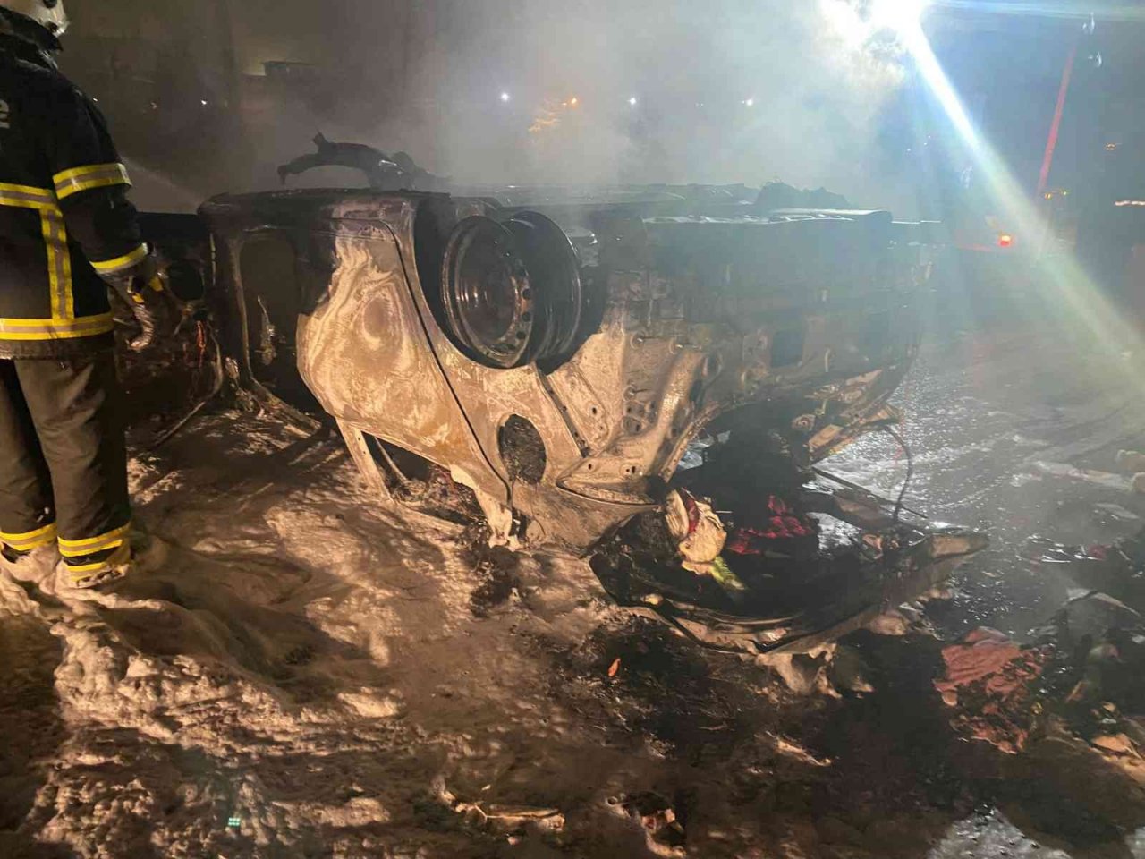 Bariyerlere çarpıp takla atan otomobil alev topuna döndü