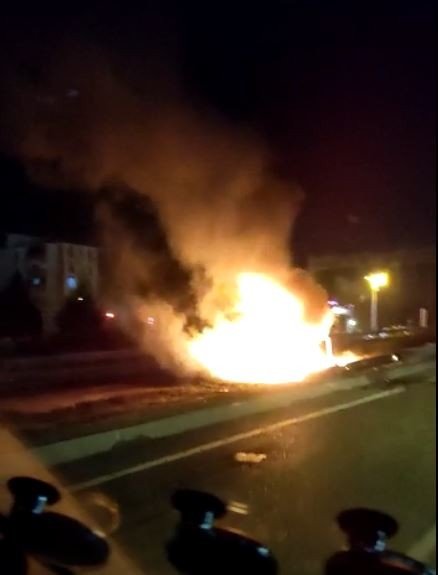 Bariyerlere çarpıp takla atan otomobil alev topuna döndü