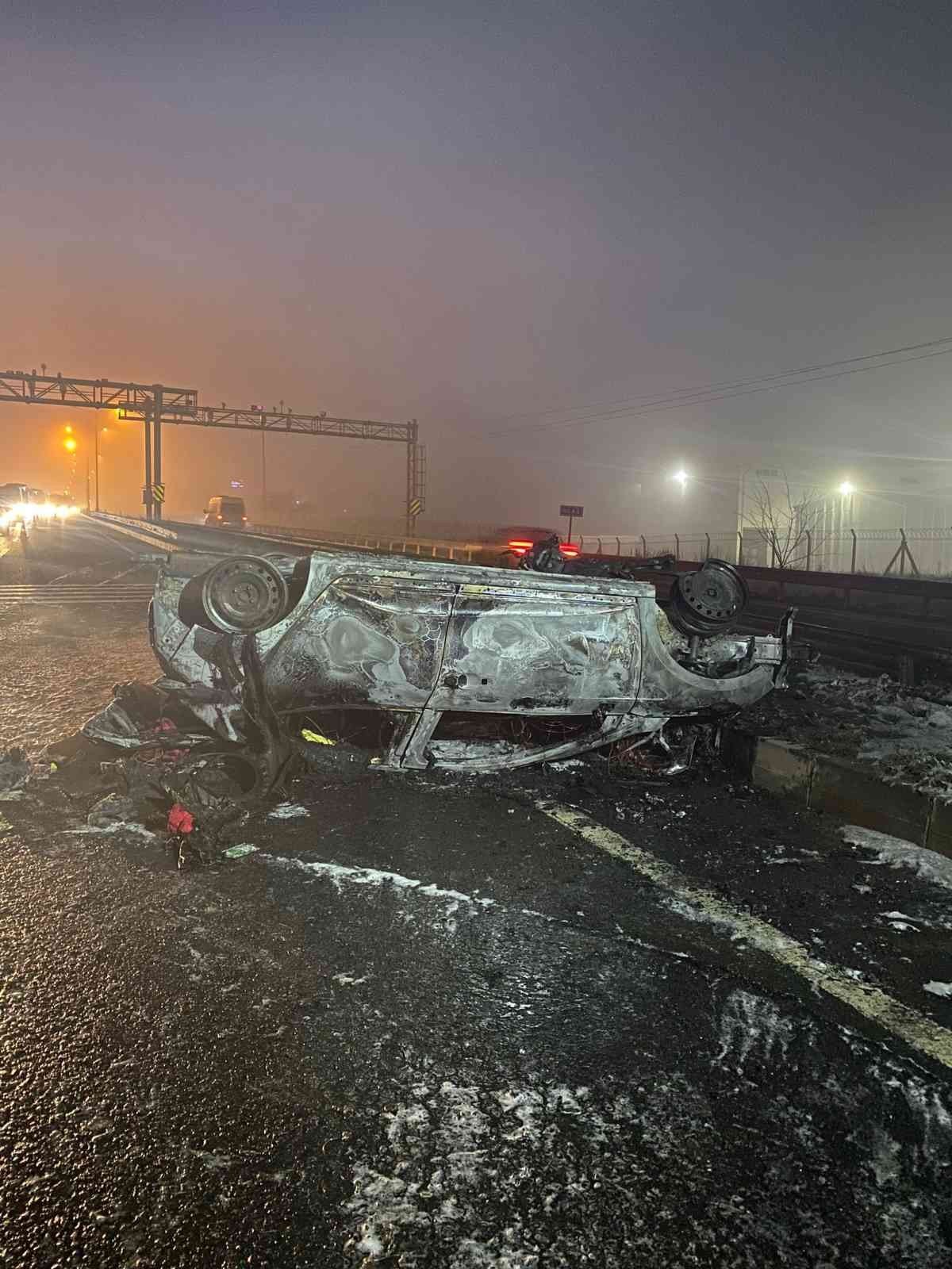 Bariyerlere çarpıp takla atan otomobil alev topuna döndü