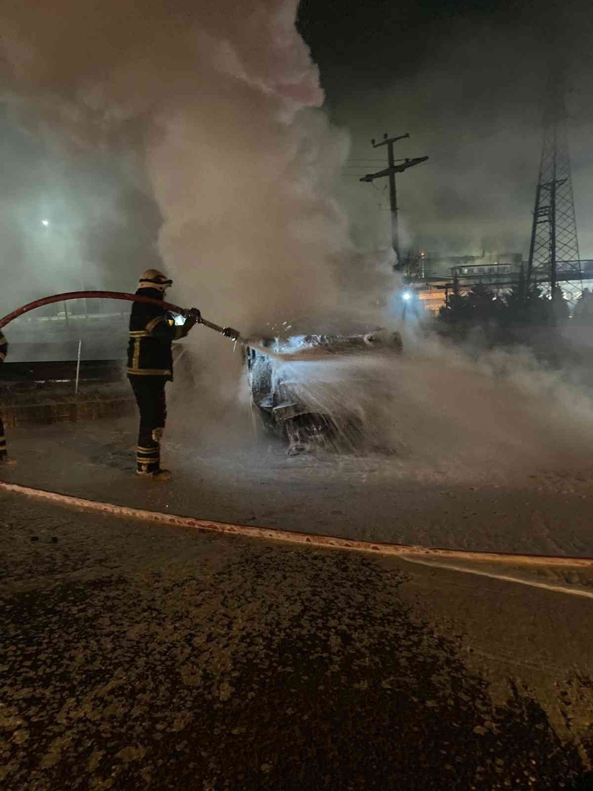 Bariyerlere çarpıp takla atan otomobil alev topuna döndü