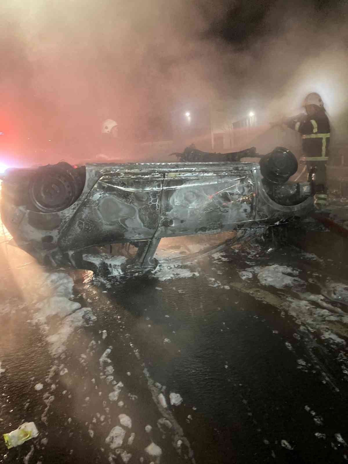 Bariyerlere çarpıp takla atan otomobil alev topuna döndü