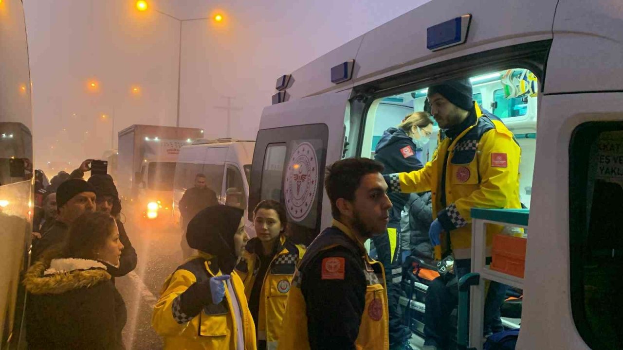 İşçi servisi tıra arkadan çarptı: 12 işçi yaralı