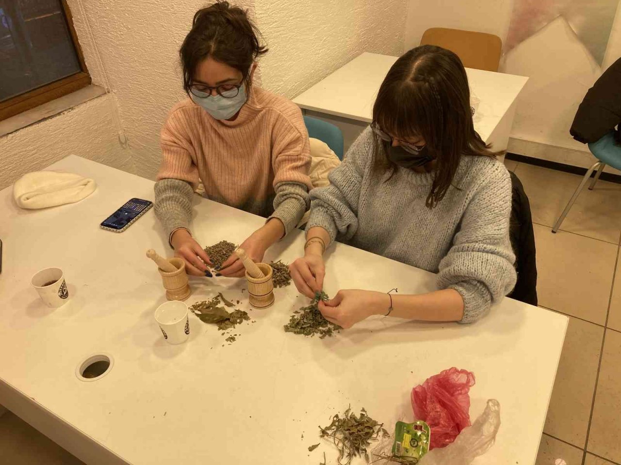 Genç kimyacı 7’den 70’e herkese koku eğitimi veriyor