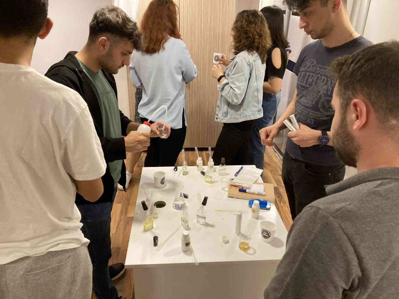 Genç kimyacı 7’den 70’e herkese koku eğitimi veriyor