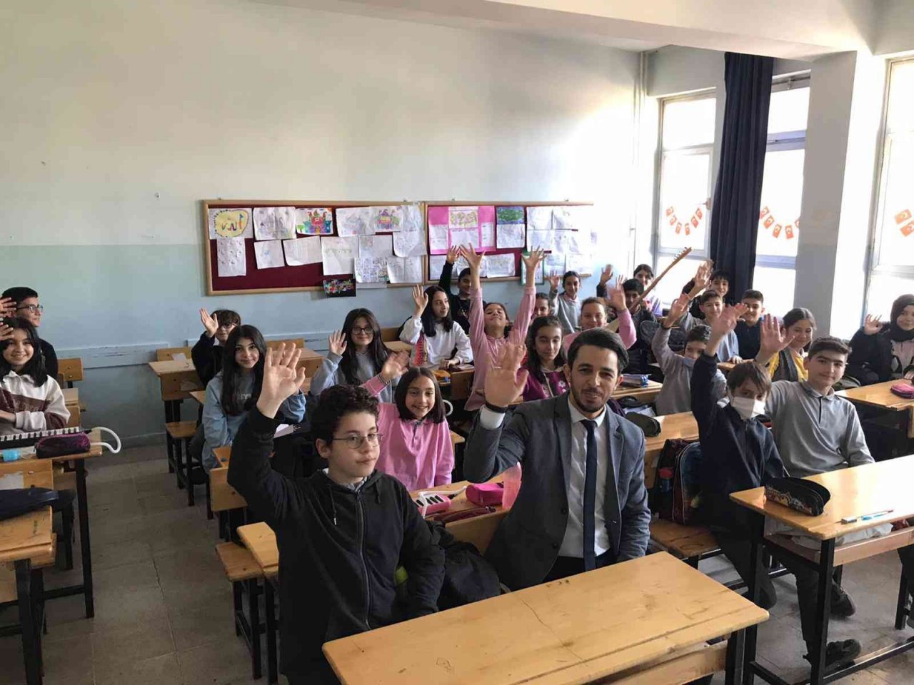 TÜGVA, Eskişehir’de 41 ortaokulu ziyaret ederek ‘Kitap Kurdu’ yarışmasını anlattı