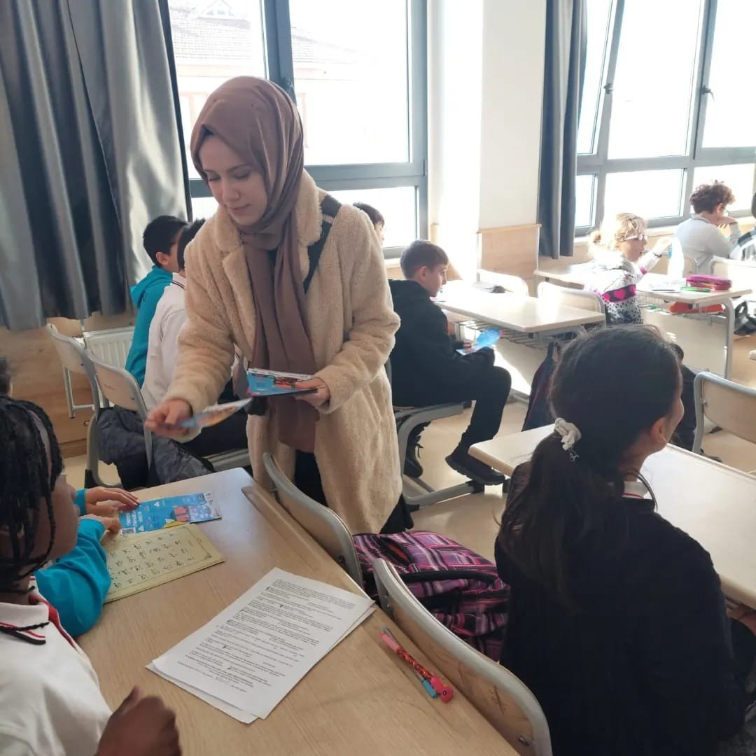 TÜGVA, Eskişehir’de 41 ortaokulu ziyaret ederek ‘Kitap Kurdu’ yarışmasını anlattı