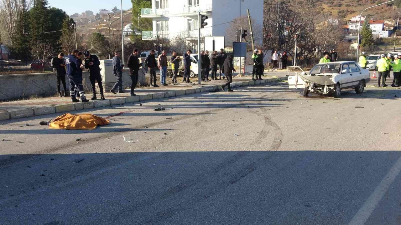 Ölümlü kazaya karışan araç sürücüsü olay yerinden koşarak kaçtı