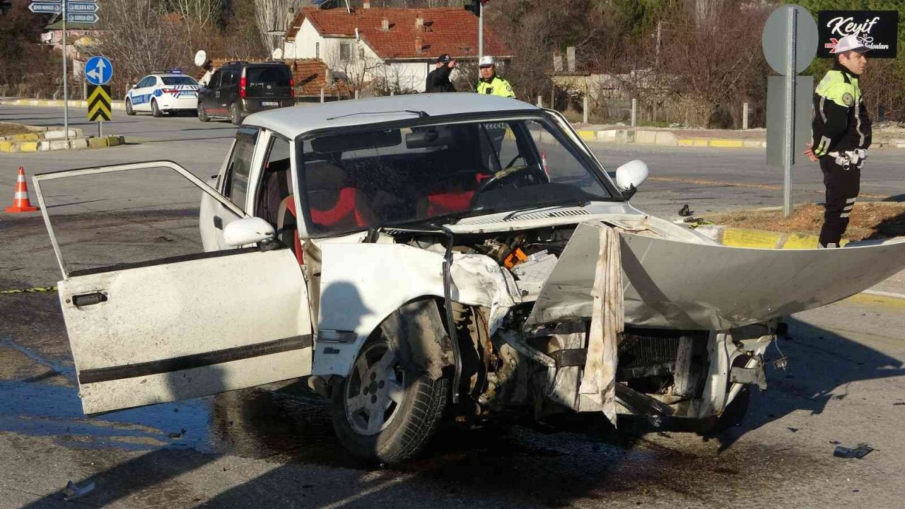 Ölümlü kazaya karışan araç sürücüsü olay yerinden koşarak kaçtı