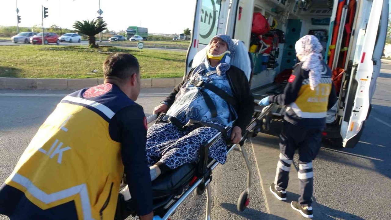 Önündeki araç kırmızı ışıkta durunca otomobiliyle kaldırıma çarptı: 2 yaralı