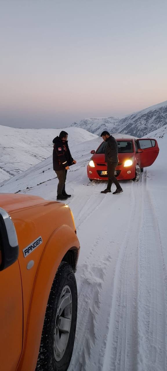 Yoğun sis ve buzlanma nedeniyle mahsur kalan 4 kişi kurtarıldı