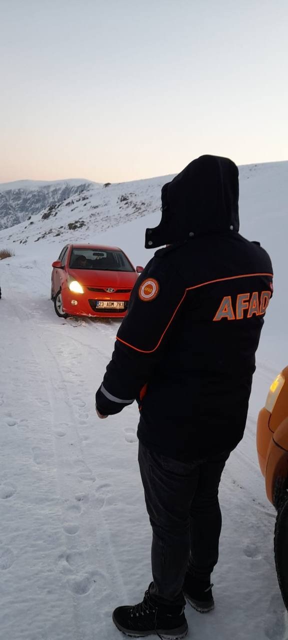 Yoğun sis ve buzlanma nedeniyle mahsur kalan 4 kişi kurtarıldı