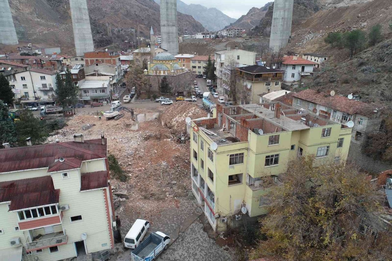 Sular altında kalacak olan Yusufeli’nde yıkım işlemleri hızla devam ediyor