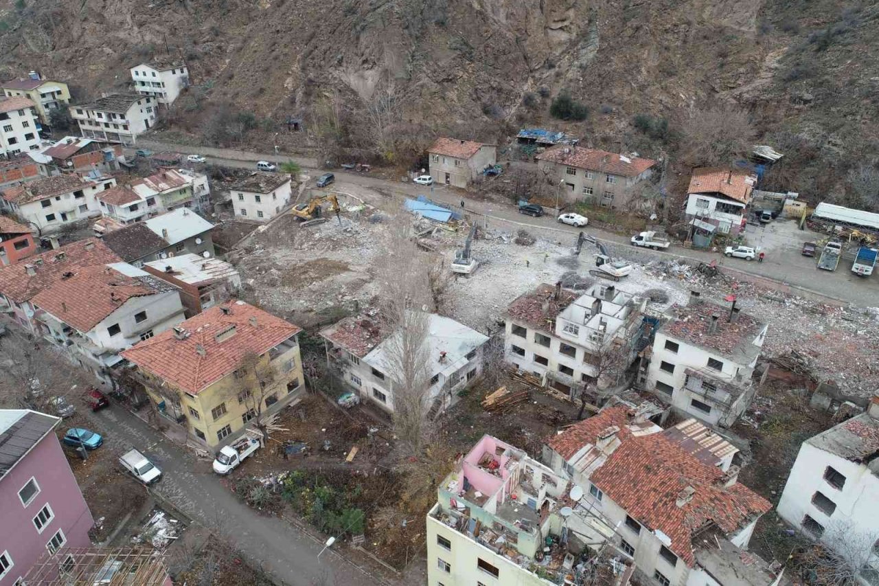 Sular altında kalacak olan Yusufeli’nde yıkım işlemleri hızla devam ediyor