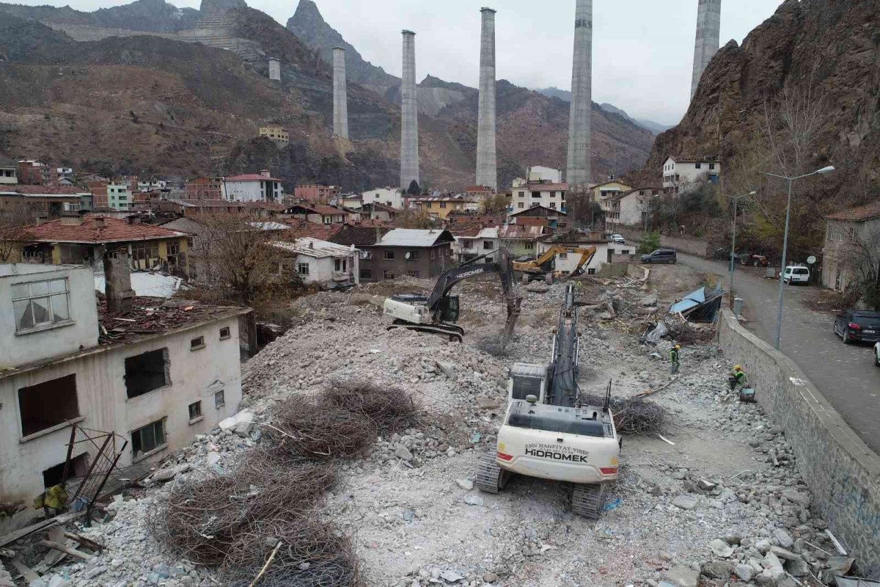 Sular altında kalacak olan Yusufeli’nde yıkım işlemleri hızla devam ediyor