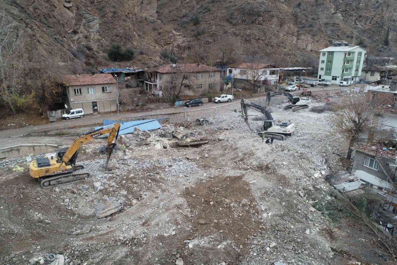 Sular altında kalacak olan Yusufeli’nde yıkım işlemleri hızla devam ediyor