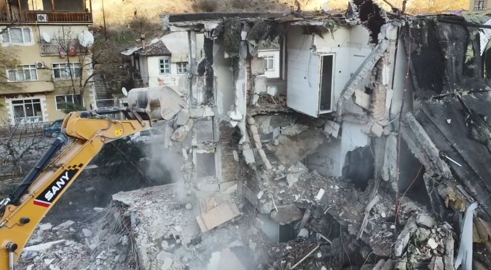 Sular altında kalacak olan Yusufeli’nde yıkım işlemleri hızla devam ediyor