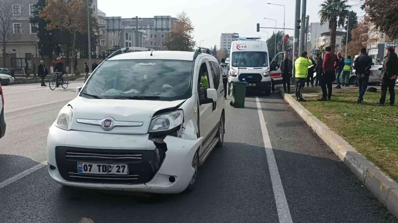 Hafif ticari araç ile otomobil çarpıştı: 3 yaralı