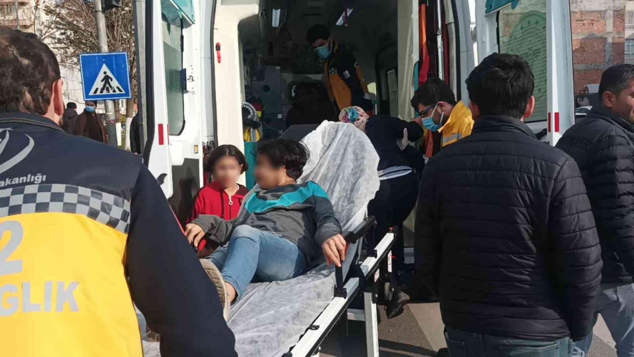 Hafif ticari araç ile otomobil çarpıştı: 3 yaralı