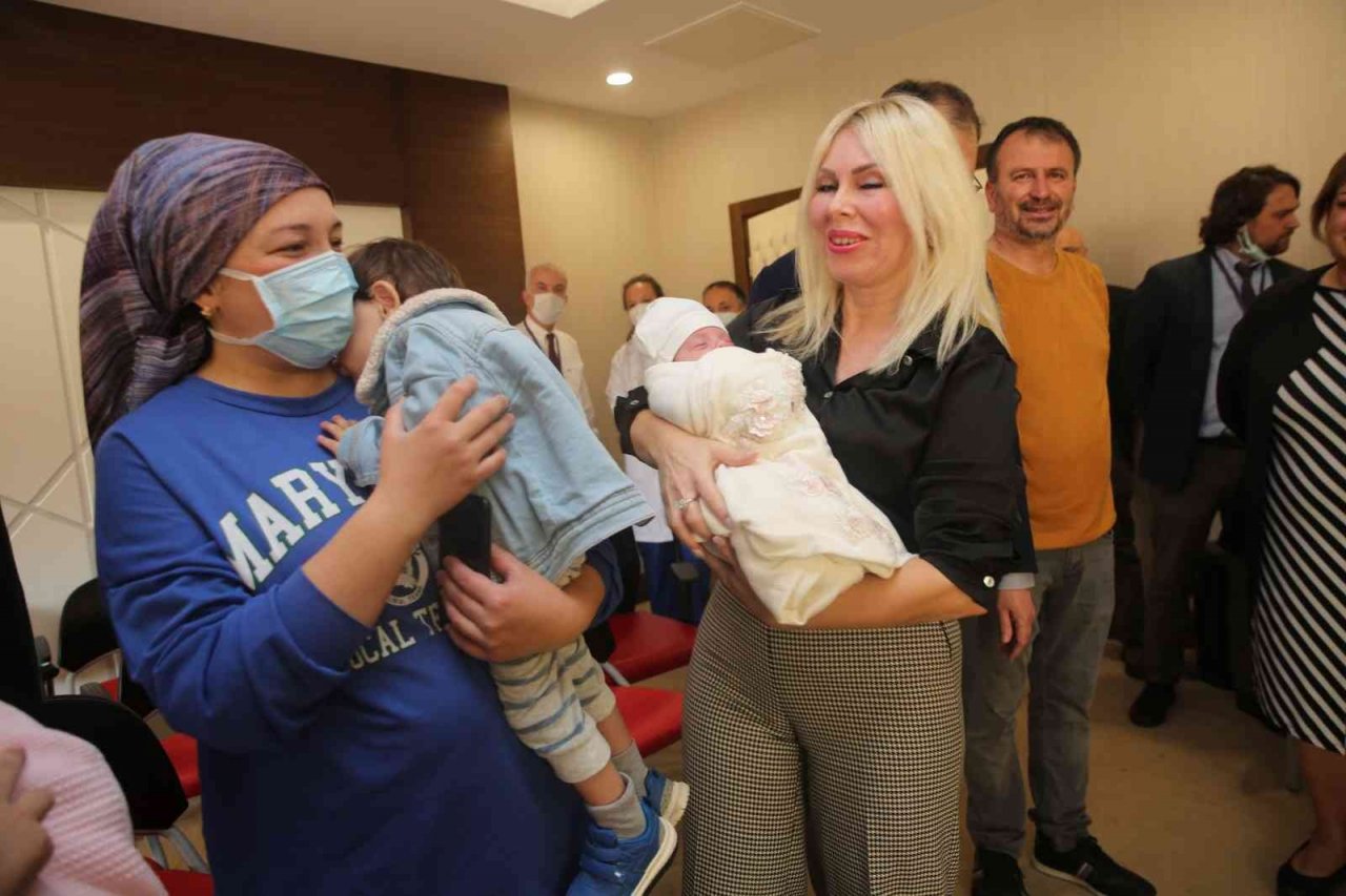 Rahim nakliyle doğan "Ömer ve Özlenen" bebekler ilk kez bir arada görüntülendi