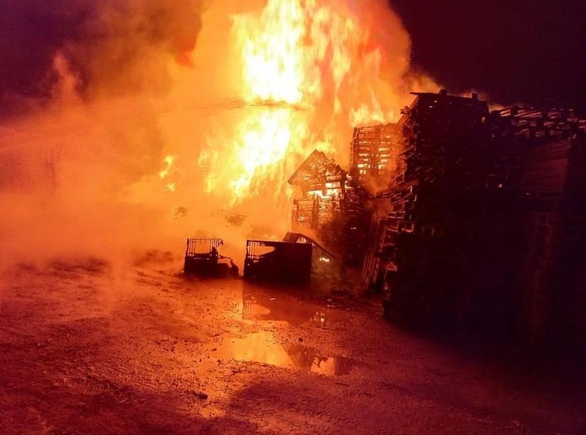 Ambalaj fabrikasında korkutan yangın, fabrikaya sıçramadan son anda söndürüldü