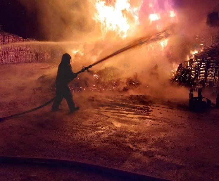 Ambalaj fabrikasında korkutan yangın, fabrikaya sıçramadan son anda söndürüldü