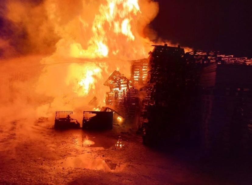 Ambalaj fabrikasında korkutan yangın, fabrikaya sıçramadan son anda söndürüldü