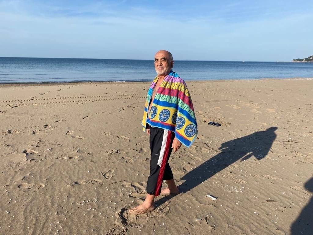 74’lük dede kış ortasında denize girdi