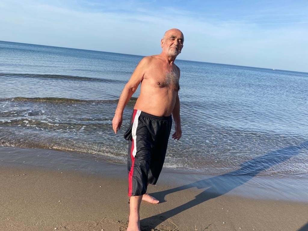 74’lük dede kış ortasında denize girdi