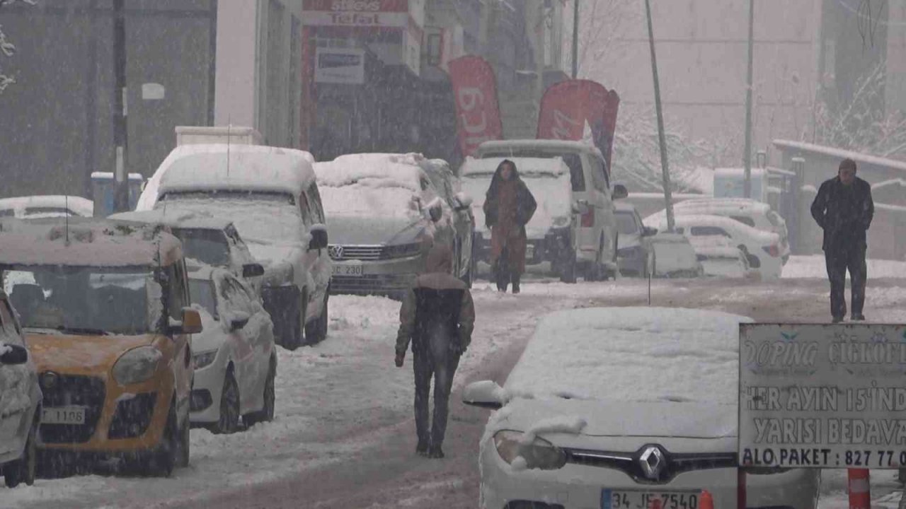 Bitlis de beyaza büründü: Kar kalınlığı 10 santimetreyi geçti