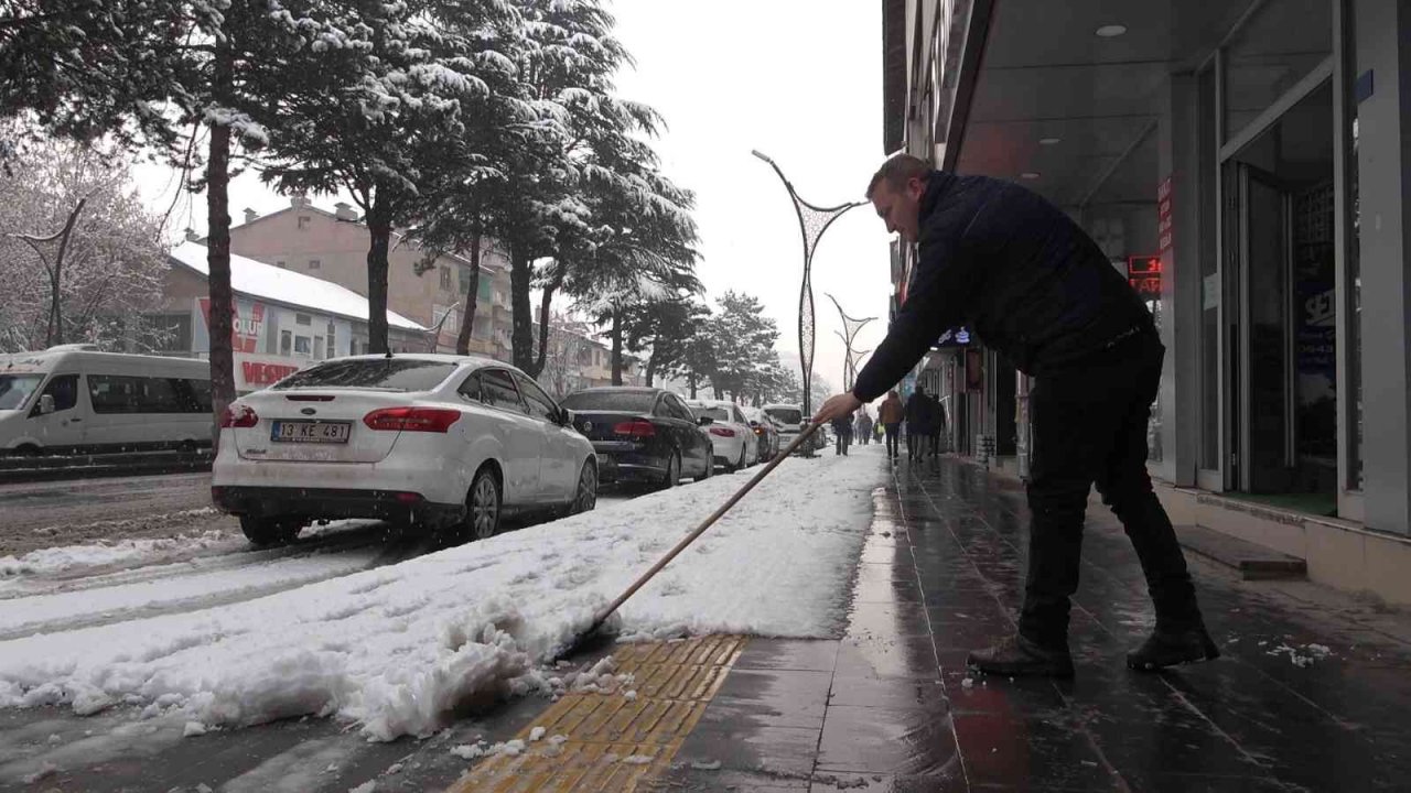 Bitlis de beyaza büründü: Kar kalınlığı 10 santimetreyi geçti