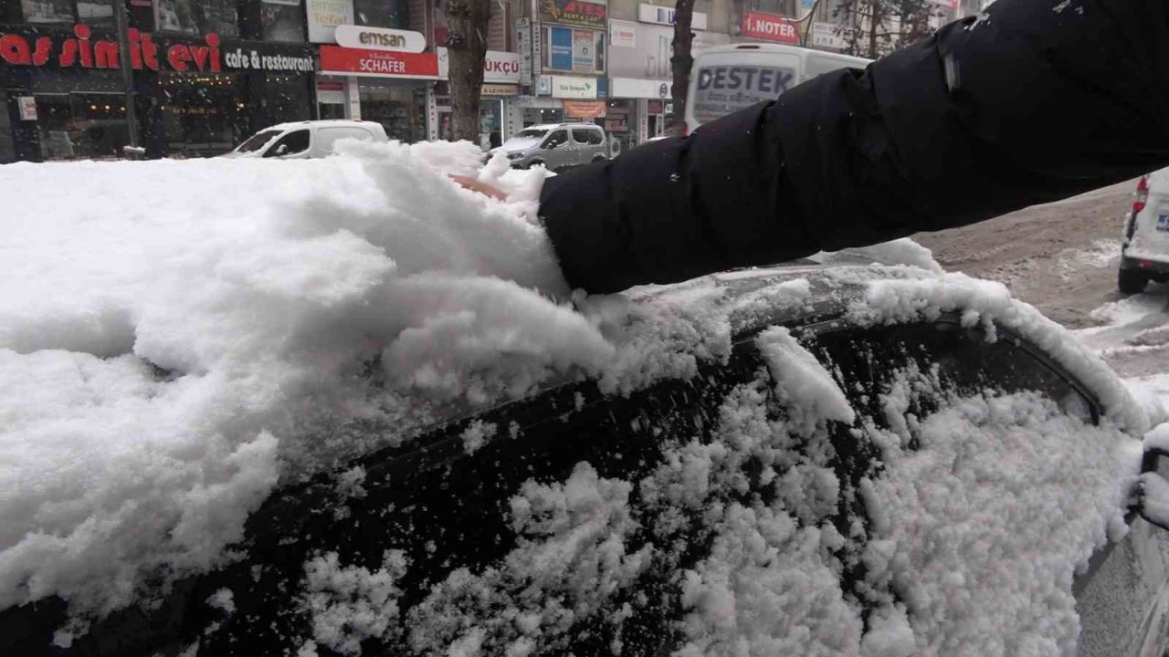 Bitlis de beyaza büründü: Kar kalınlığı 10 santimetreyi geçti