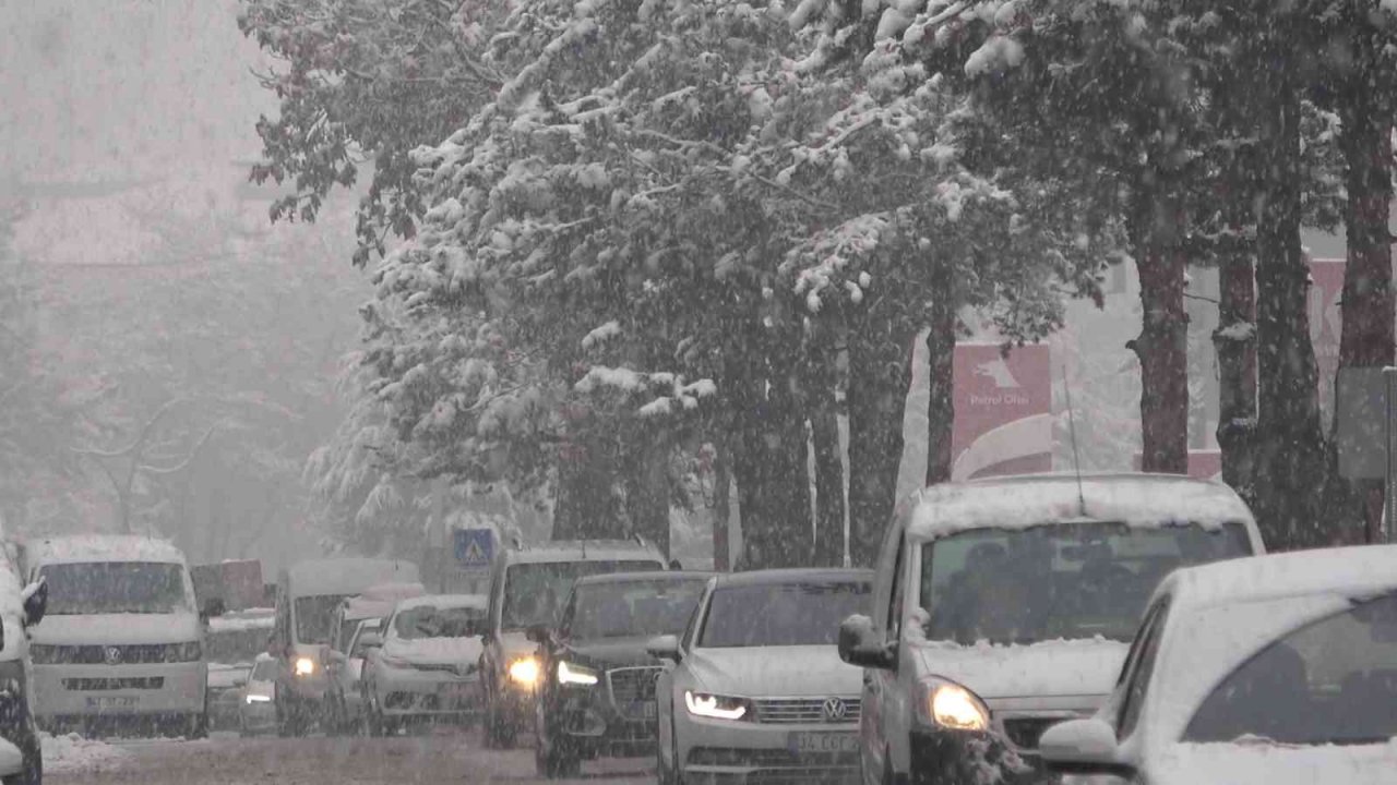 Bitlis de beyaza büründü: Kar kalınlığı 10 santimetreyi geçti