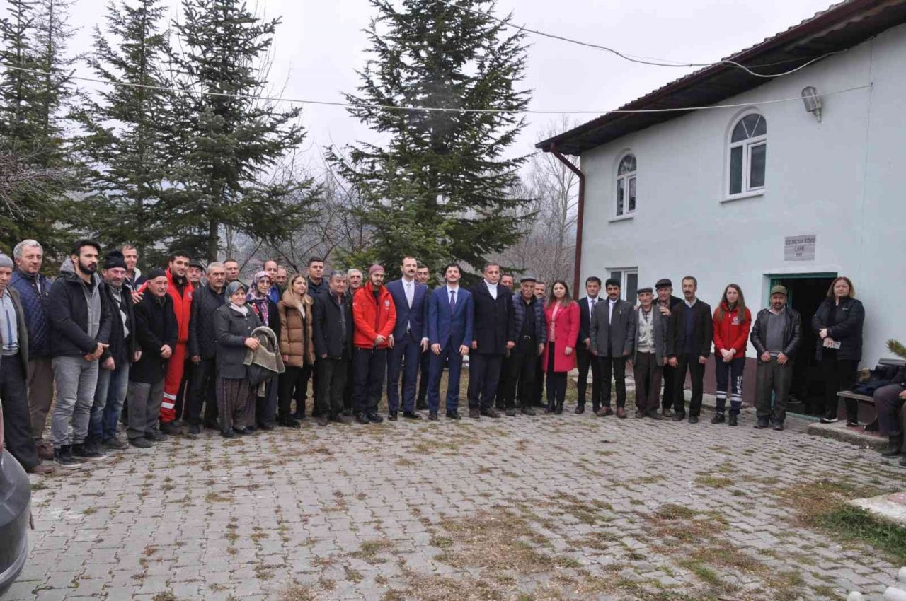 Kilometrelerce yol katederek, köylülere ’şifa’ götürüyorlar