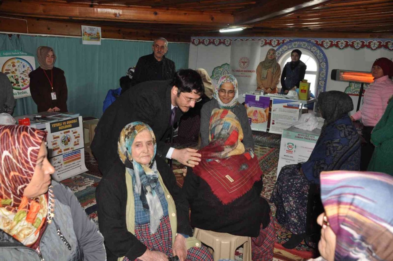 Kilometrelerce yol katederek, köylülere ’şifa’ götürüyorlar