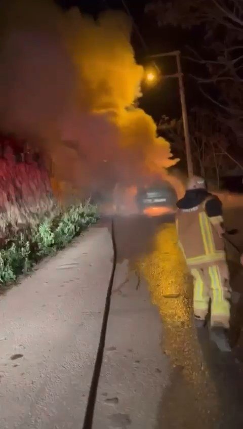 Bursa’da seyir halindeki otomobil alev alev yandı