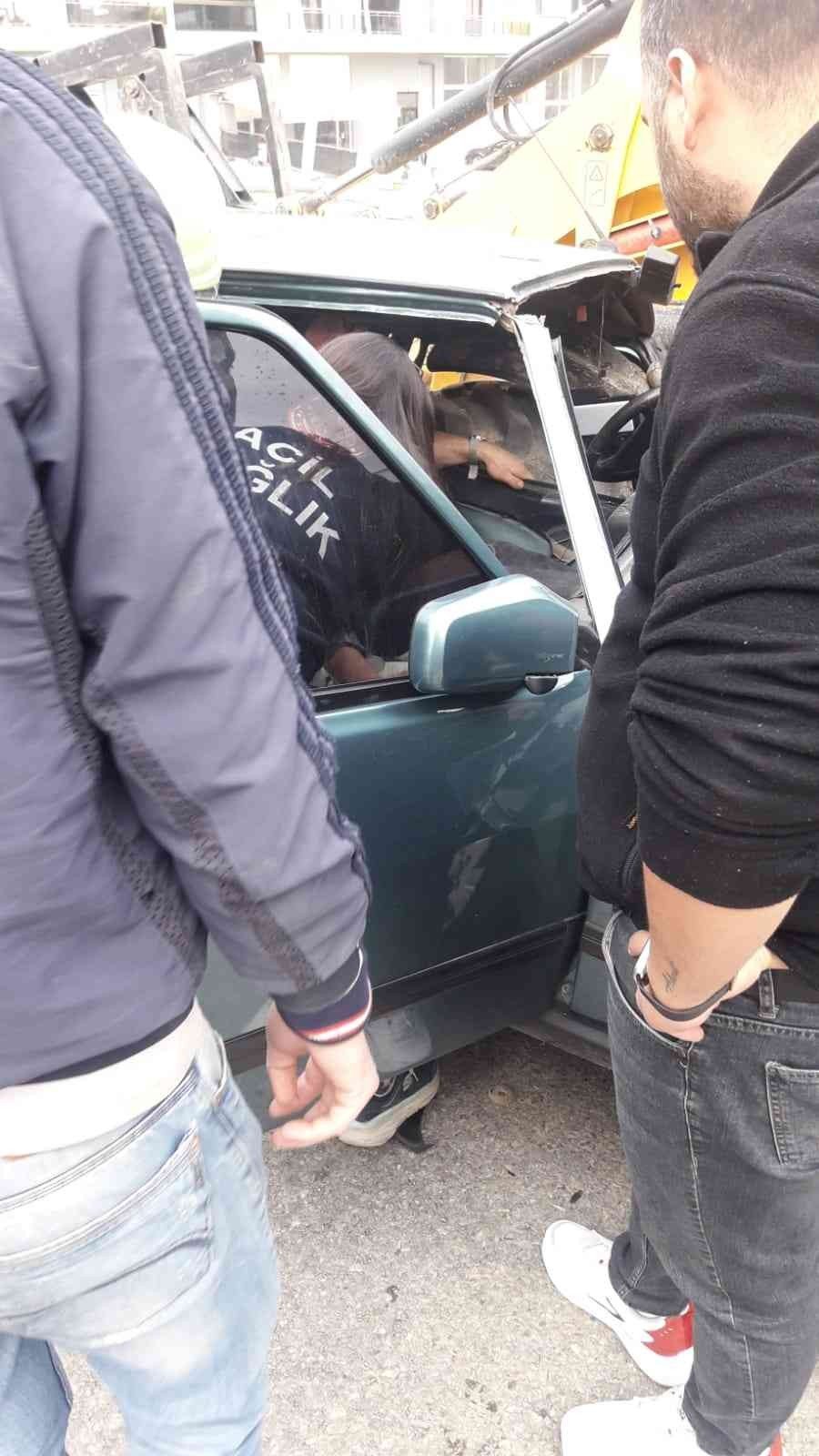 Kepçe ile çarpışan otomobil hurdaya döndü: 2 yaralı