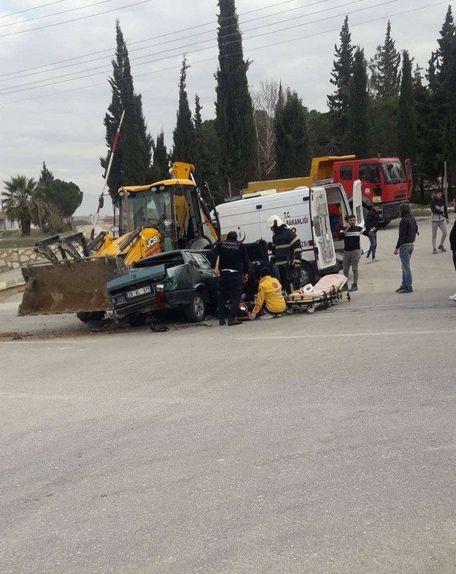 Kepçe ile çarpışan otomobil hurdaya döndü: 2 yaralı