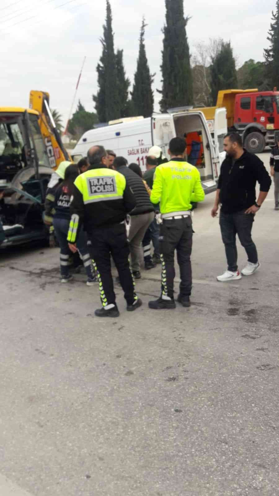 Kepçe ile çarpışan otomobil hurdaya döndü: 2 yaralı