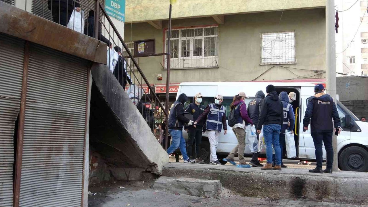 DBP Bağlar ilçe binasında çok sayıda doküman ve materyale el konuldu