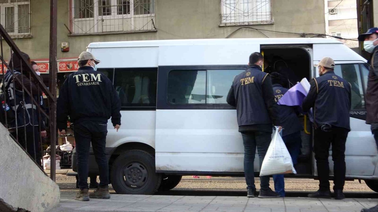 DBP Bağlar ilçe binasında çok sayıda doküman ve materyale el konuldu