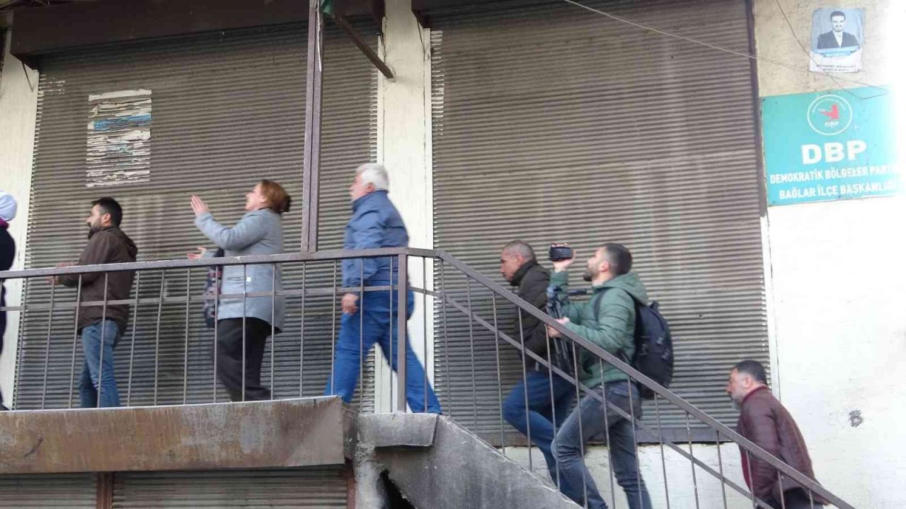 DBP Bağlar ilçe binasında çok sayıda doküman ve materyale el konuldu