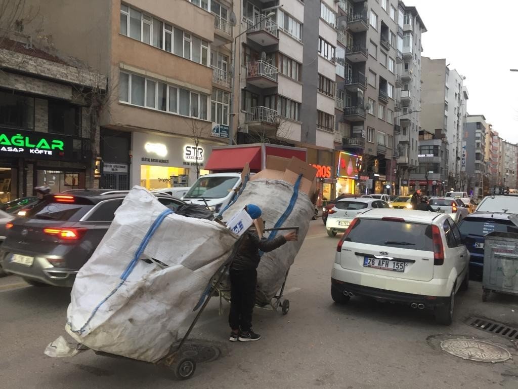 Kâğıt toplayıcı çocuklar trafiktekileri isyan ettirdi