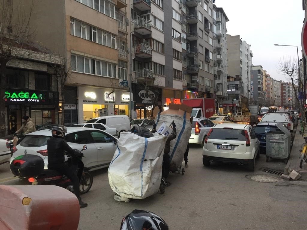 Kâğıt toplayıcı çocuklar trafiktekileri isyan ettirdi