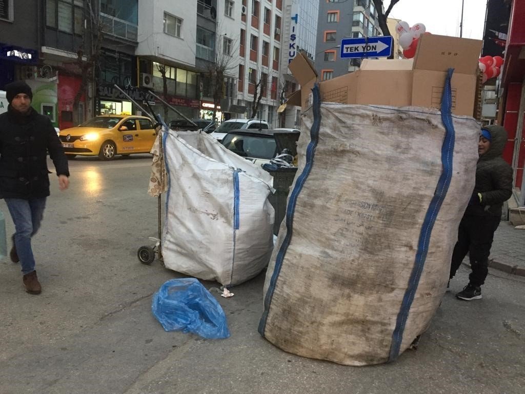 Kâğıt toplayıcı çocuklar trafiktekileri isyan ettirdi