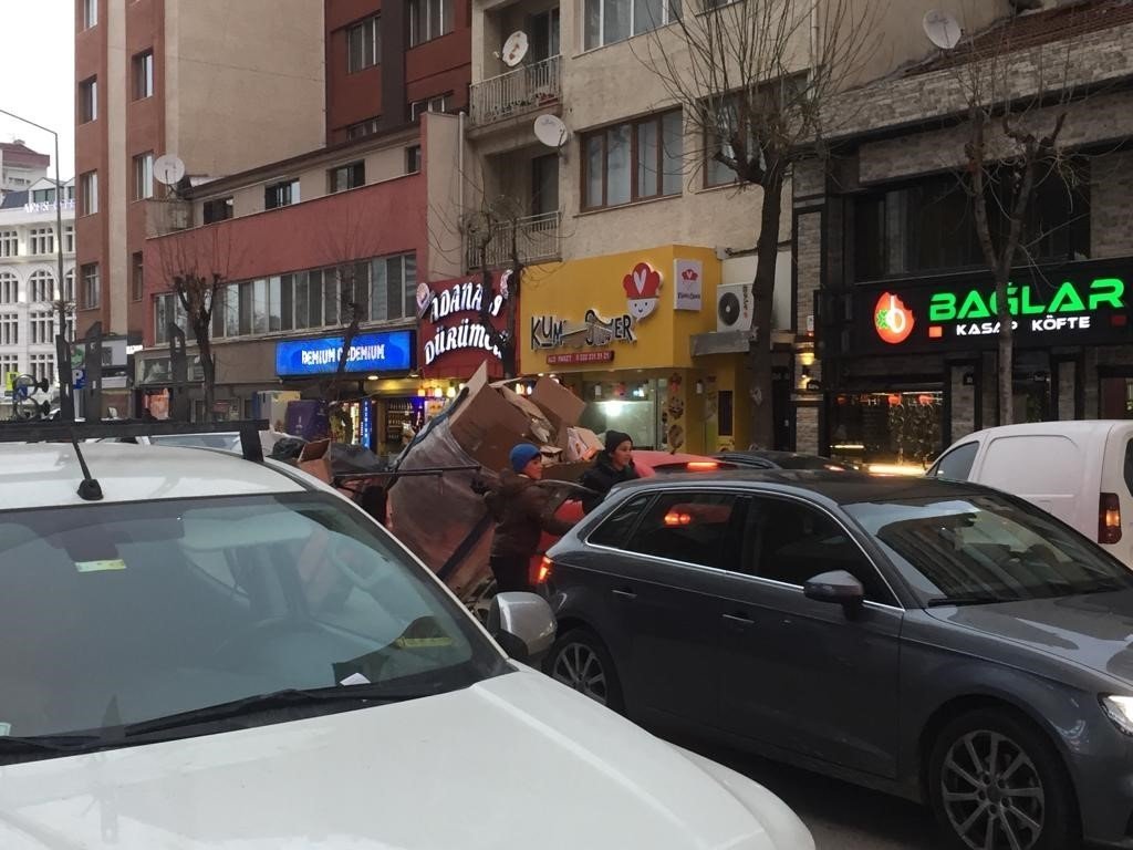 Kâğıt toplayıcı çocuklar trafiktekileri isyan ettirdi